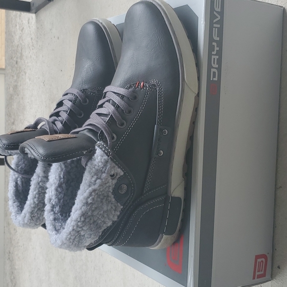 Day 5 boots gray 9.5 - Picture 2 of 4